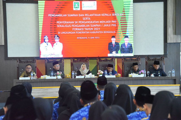 Ini Pesan Bupati Kasmarni pada PNS Formasi 2021 yang Terima SK