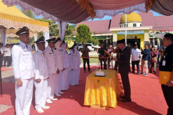 Bupati Rohil Afrizal Sintong Lantik Tujuh Penghulu dan Kepala Puskesmas