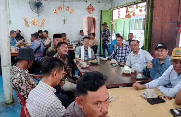 Kunker ke Pasir Limau Kapas, Bupati Rohil Afrizal Sintong Sempatkan Ngopi Bersama Warga
