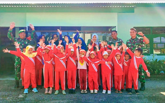 Senangnya Anak TK RA Azza Berkunjung ke Markas TNI di Rokan Hulu, Riau