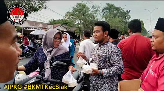 Peringati 10 Muharam, BKMT Siak Bersama IPKG Kampung Dalam Bagikan 1000 Paket Bubur Asyura