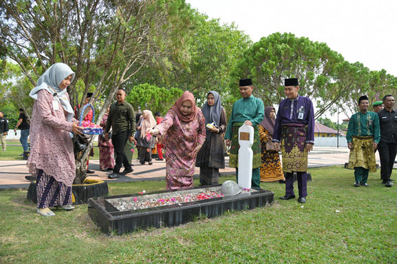 Peringati Hari Jadi Ke-511 Bengkalis, Bupati dan Wakil Bupati Ziarah ke Makam Pahlawan Kesuma Kesatria