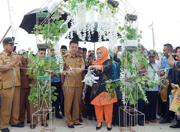 Resmikan Jembatan Air Hitam, Bupati Rohil: Alhamdulillah.. Kami Tidak Terisolir Lagi