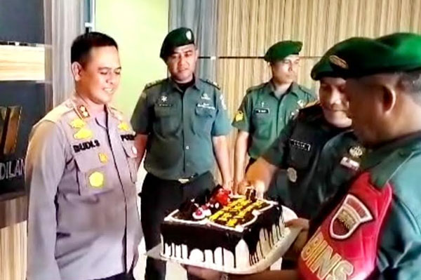 Kapolres Rohul Dapat Kue HUT Bhayangkara Ke-77 dari Kodim 0313/KPR