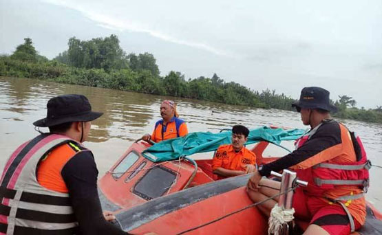 Bocah 8 Tahun Hilang di Sungai Indragiri, Tim SAR Lakukan Pencarian
