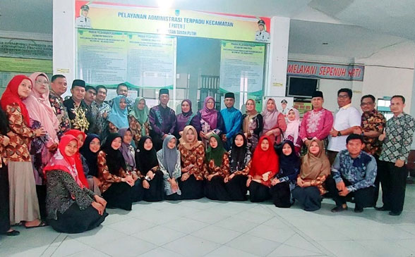 Bupati Rohil Bantu Pasien Puskesmas Sedingin dan Janjikan Honorer Jadi Pegawai P3K