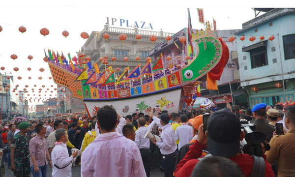 Ribuan Wisatawan Padati Festival Bakar Tongkang di Rokan Hilir