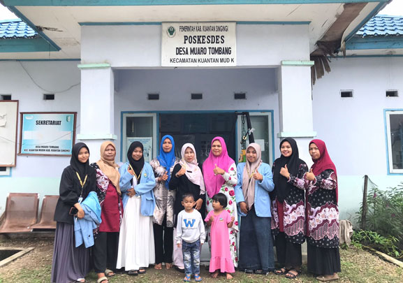 Mahasiswa KKN UNRI Desa Muaro Tombang Pasang Benner dan Bagikan MPASI di Poskesdes