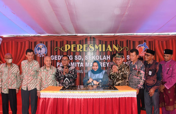 Tanda Tangani Prasasti, Bupati Kasmarni Resmikan Gedung SD dan TK Paramita Maitreya Duri
