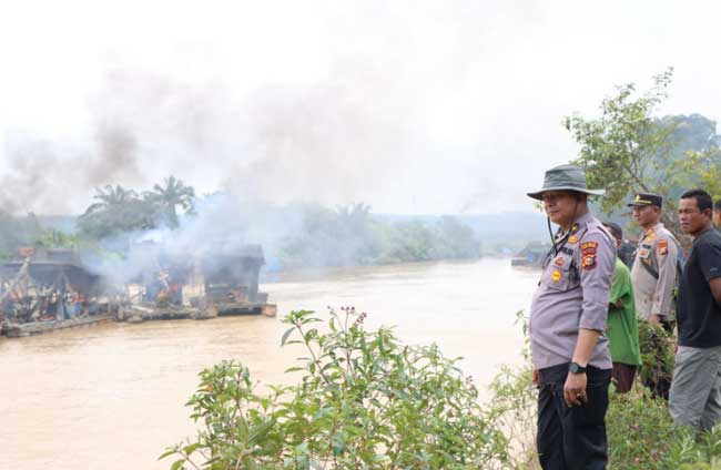 30 Rakit PETI Dimusnahkan dalam Operasi Penertiban di Singingi Hilir
