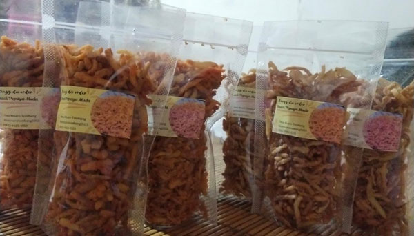 Mahasiswa Kukerta UNRI di Desa Muaro Tombang Sosialisasi Proses Pembuatan Snack Pepaya