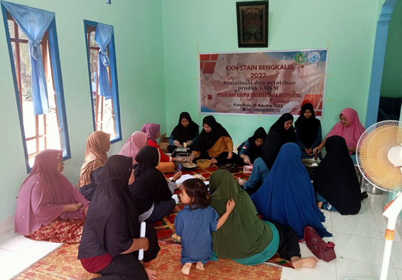 Mahasiswa KKN STAIN Bengkalis Taja Pelatihan Pengolahan Kerupuk Kelapa Muda di Desa Koto Raja