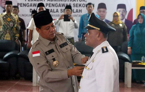 Suhardiman Amby Lantik Sejumlah Pejabat dan Kepala Sekolah