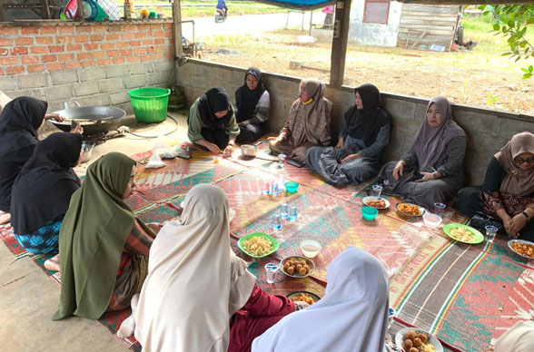 Mahasiswa Kukerta UNRI Lakukan Penyuluhan Pemanfaatan Minyak Goreng Bekas di Tapung Hulu Kampar