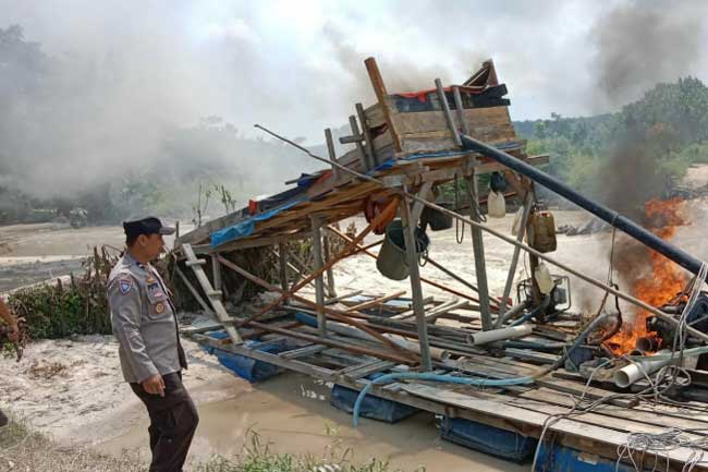 Polsek Singingi Hilir Bakar Satu Rakit PETI yang Beroperasi di Kebun Sawit