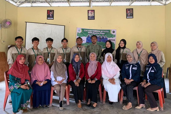 Mahasiswa KKN UIN Suska Riau Sosialisasi Aplikasi SI APIK untuk UMKM Desa Berancah