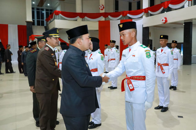 Kukuhkan 30 Anggota Paskibraka Siak, Ini Pesan Wabup Husni