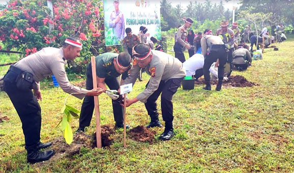Semarakan AMMTC dan HUT RI Ke 78, Polisi di Kabupaten Rokan Hulu Riau Tanam 2500 Pohon