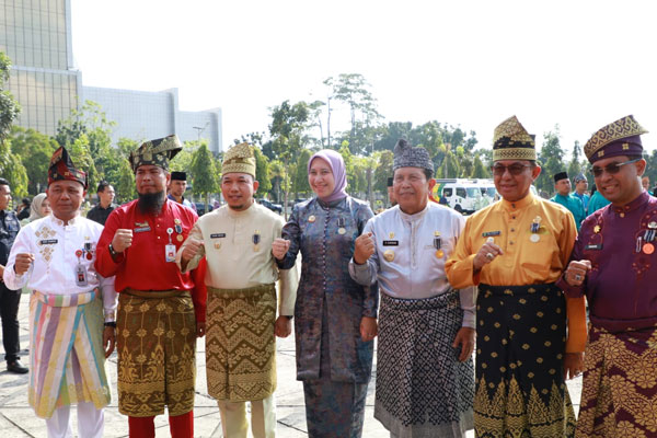 Apel HUT Riau ke 66, Bupati Siak Raih Penghargaan Dari Gubernur Syamsuar