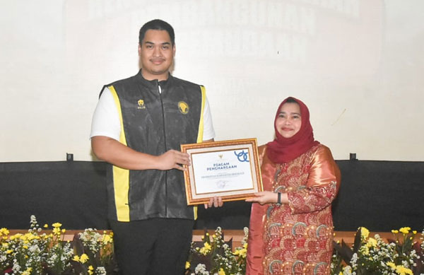 Bupati Kasmarni Terima Piagam Penghargaan dari Menpora RI