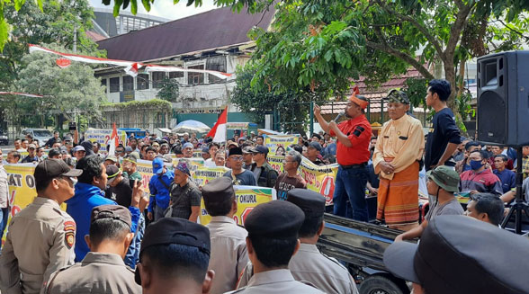 Ratusan Masyarakat Okura Tuntut Plasma 20 persen Kebun PT SIR