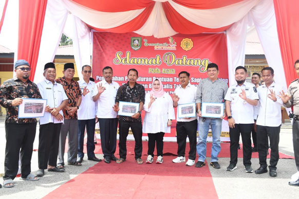 Komit Sejahterakan Warga, Bupati Kasmarni Serahkan Bantuan Ternak Sapi dan Kambing