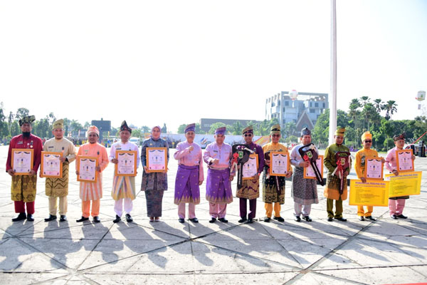 HUT ke-66 Provinsi Riau, Bupati Kasmarni Terima Anugerah Lencana Wira Bangun Desa dari Gubri