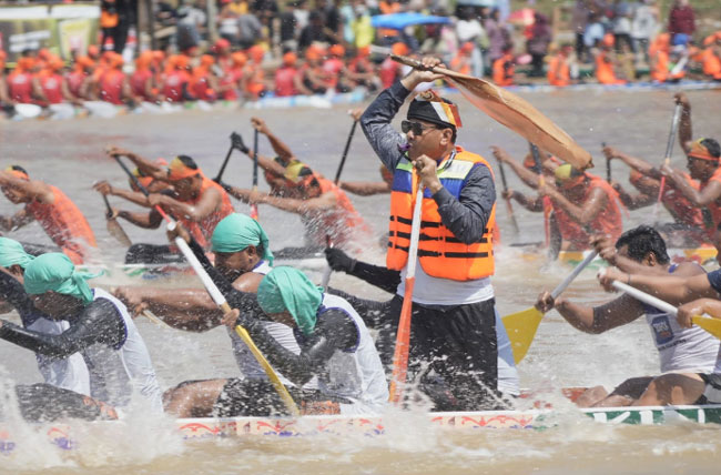 Jadi Timboruang di Festival Pacu Jalur Kuansing, Suhardiman Amby Sedot Perhatian Pengunjung