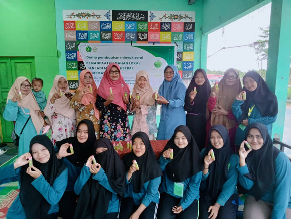 Mahasiswa KKN STAIN Bengkalis Gelar Pelatihan Pemanfaatan Serai Wangi Menjadi Minyak Herbal
