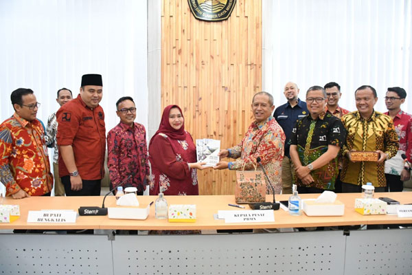Bupati Kasmarni Tandatangani MoU dengan Kementerian ESDM Terkait Izin Pembangunan Jalan Lingkar Barat Duri