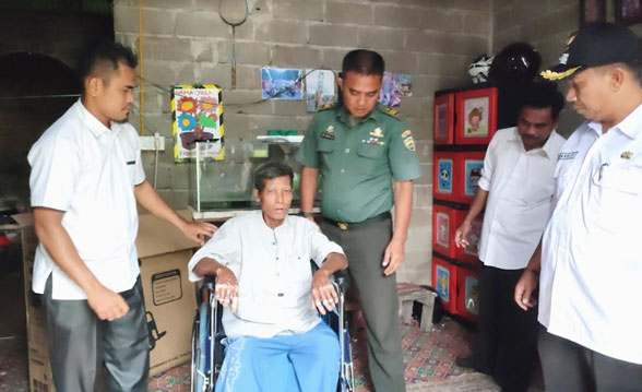 Senangnya Tamrin dan Indra Fitra Terima Bantuan Kursi Roda dari TNI di Rokan Hulu, Riau