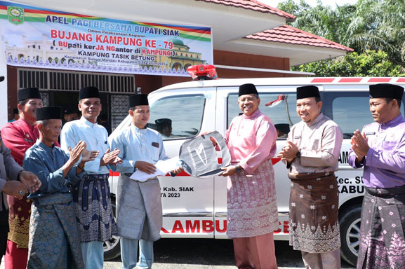Tingkatkan Pelayanan Kesehatan Masyarakat, Alfedri Serahkan Mobil Ambulan