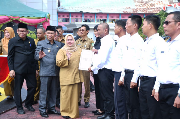 Bupati Kasmarni Serahkan 1.565 SK PPPK Formasi Guru dan Tenaga Teknis