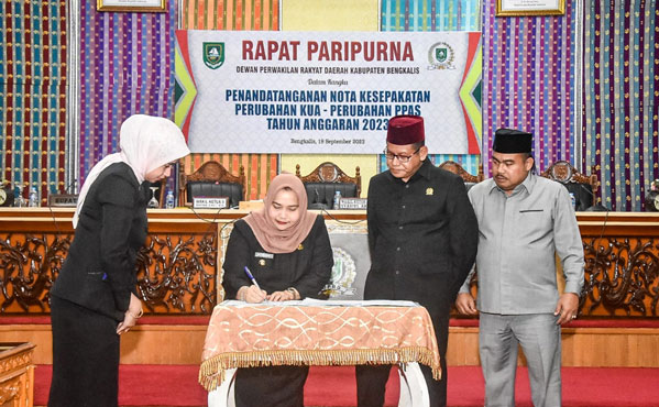 Bupati Kasmarni dan Pimpinan DPRD Bengkalis Tandatangani MoU Perubahan KUA-PPAS