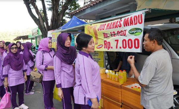 Meriahkan HUT TNI ke 78, IKKT CBS XV Puspen TNI Gelar Bazar dan Olahraga Bersama