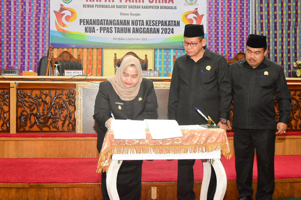 Bupati Kasmarni Teken Nota Kesepakatan KUA PPAS Kabupaten Bengkalis 2024