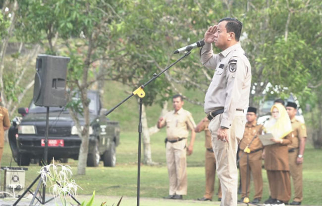Datang Ontime, Bupati Suhardiman Amby Mendadak Pimpin Apel Bersama