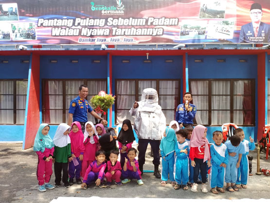 KB Qur'an Asy Syifa dan TK Tahfidz Al Fatih Kunjungan Edukasi ke Damkar Bengkalis