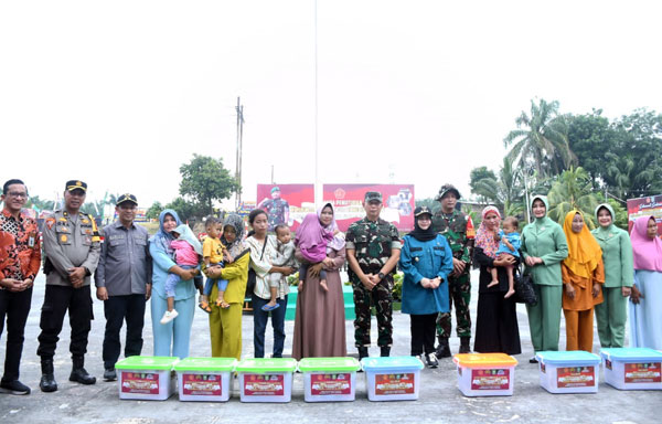 TMMD ke-118 Ditutup, Bupati Kasmarni Serahkan 100 Paket Sembako dan 10 Bingkisan Khitan Massal Gratis