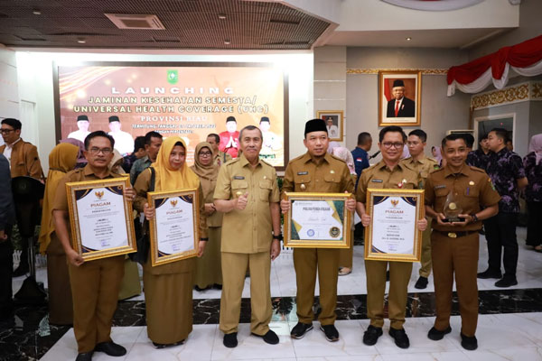 Target UHC Siak Tercapai, Bupati Siak Terima Penghargaan Dari BPJS Kesehatan