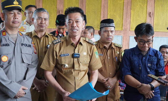 Pantau Langsung Proses Pilpeng, Bupati Rohil Ajak Masyarakat Dukung Penghulu Terpilih
