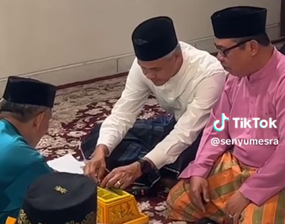 Serahkan Tepak Sirih ke Ganjar Pranowo, Panglima Laskar Melayu Ini Kecam Pengurus LAM Riau