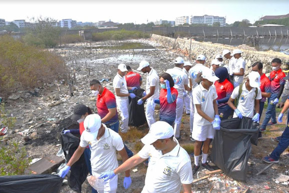Bakamla RI Bersama Indian Coast Guard Ship (ICGS) Bersihkan Pantai Marunda