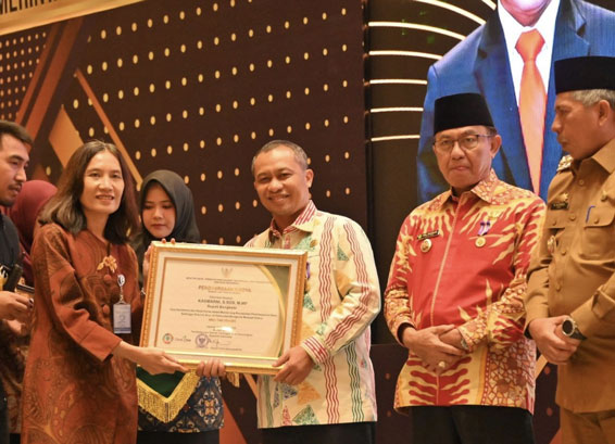 Bupati Bengkalis Terima Penghargaan pada  Raker Penyelenggaraan Pemerintah Desa