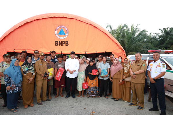 Serahkan Bantuan, Respon Cepat Bupati Alfedri Temui Warga Terdampak Banjir