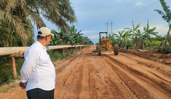 Koordinasi Bupati, PT Jatim Bantu Pemkab Rohil Perbaiki Jalan Lintas Kubu yang Rusak Parah