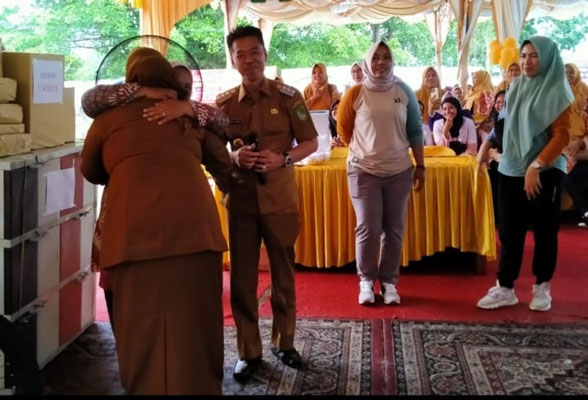 Sempena HKN Ke-59, Seorang Kader Posyandu Terharu Dapat Hadiah Umroh Dari Bupati Rohil