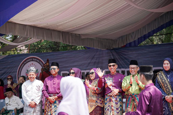 Bupati dan Wabup Rohil Hadiri Pawai Ta'aruf MTQ Provinsi Riau ke-XLI di Inhu
