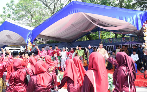 Bupati Kasmarni Semangati Kafilah Bengkalis Saat Pawai Ta'aruf MTQ Provinsi Riau di Inhu