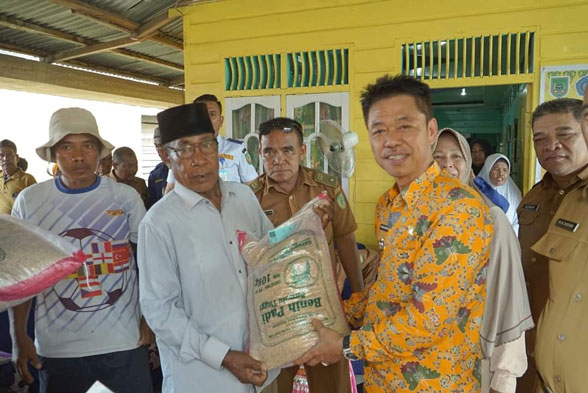 Bupati Rohil Serahkan Tiga Ton Bantuan Benih Padi kepada Gapoktan
